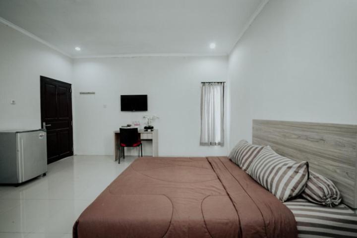 Dparagon Mt Haryono Hostel Semarang Exterior photo